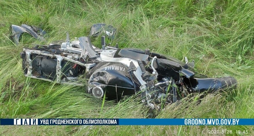 ГАИ: мотоциклист столкнулся с Volkswagen при обгоне на перекрестке