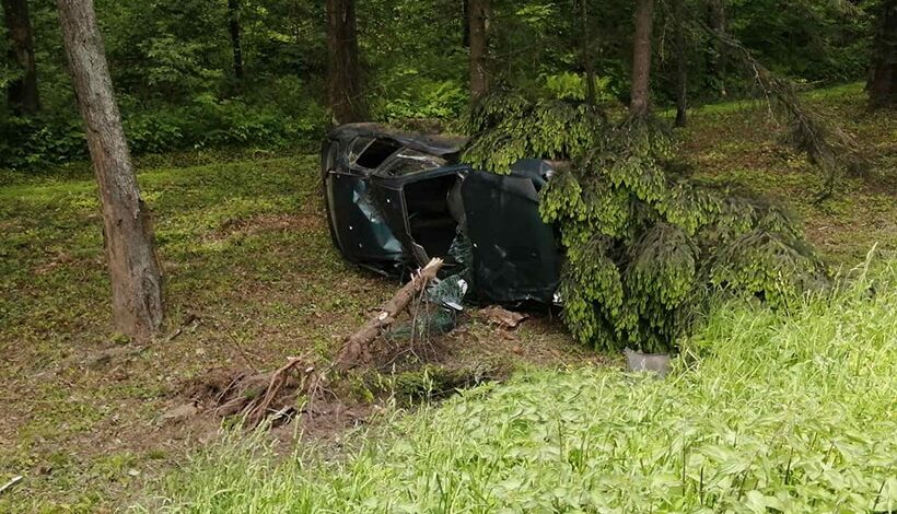 На дзержинской трассе Hyundai Accent улетел в дерево