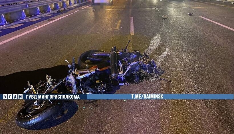 BMW сбила мотоциклиста на МКАД. Следом на байк наехала Volvo