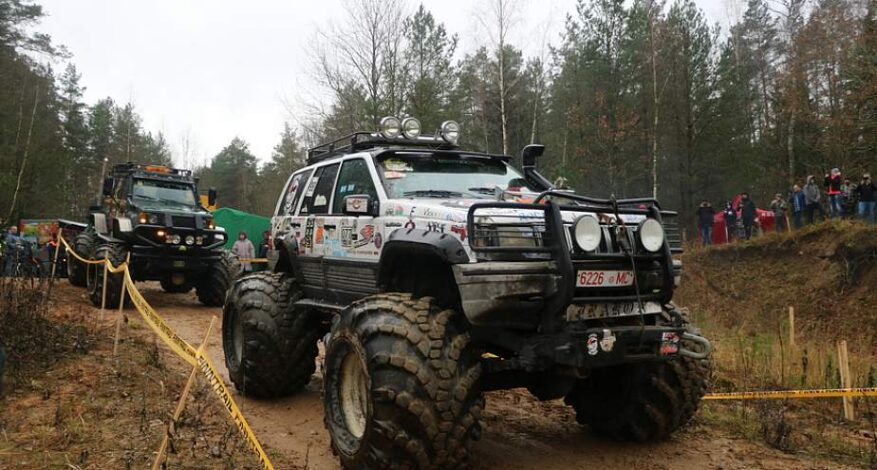 Грязно, но ярко и захватывающе: смотрите, как в Островце прошел трофи-рейд «Рыжий лес — 2021»