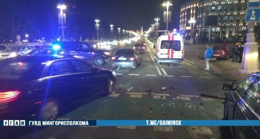 Женщина на Opel проехала на красный, столкнулась с двумя авто и оказалась на тротуаре