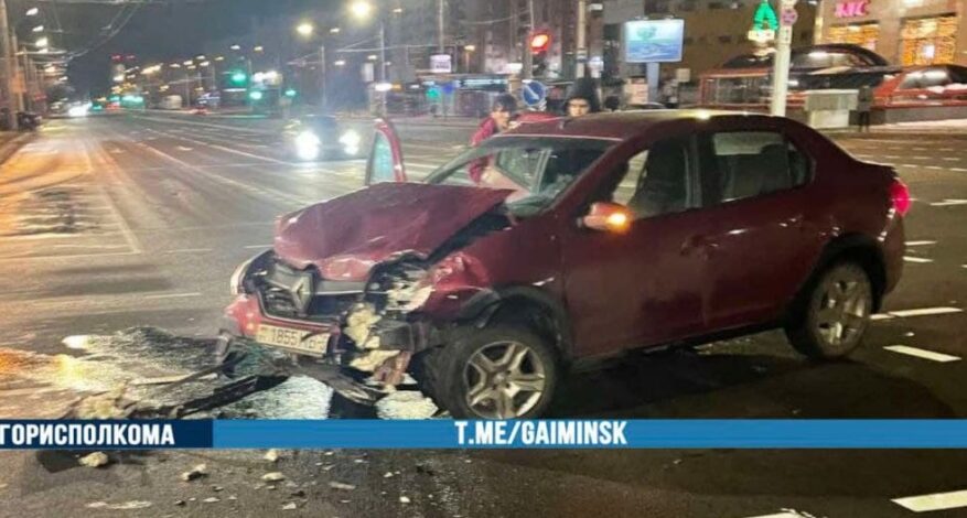 Две встречные машины не разъехались на перекрестке возле ст. м. «Каменная Горка»