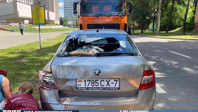 На ул. Гикало мотоциклист не справился с управлением и врезался в припаркованный автомобиль