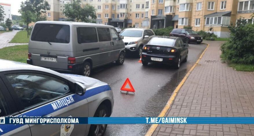 Девочка выбежала на дорогу из-за припаркованного авто и попала под колеса