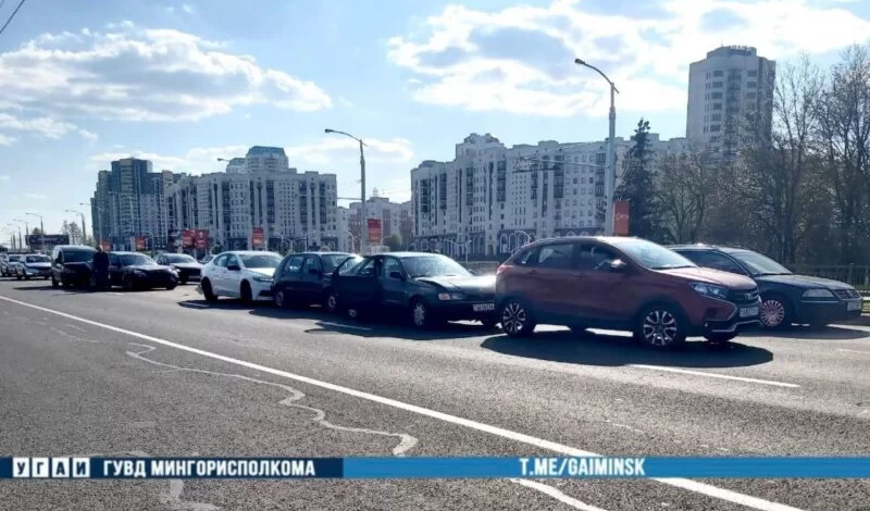 На перекрестке пр. Дзержинского и ул. Алибегова столкнулись 6 автомобилей