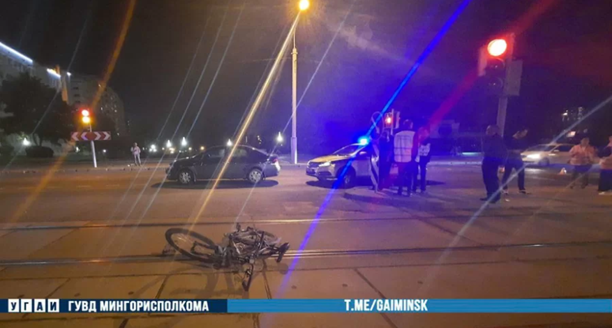 В Минске велосипедист проехал на красный и попал под колеса иномарки