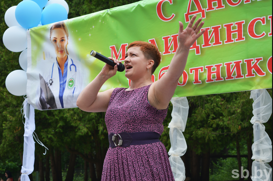 С песнями о героизме и сердечной поддержкой. В Боровлянах медиков поздравили с профессиональным праздником